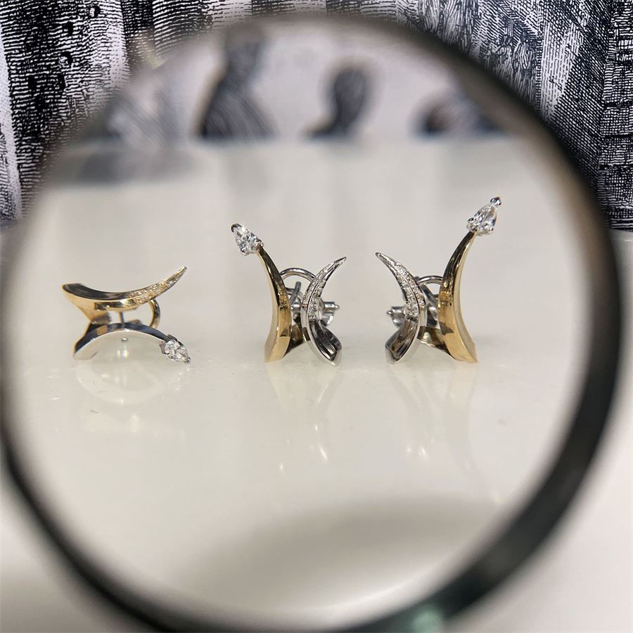 Mono orecchino 'Reverso' oro e diamanti REVERSO | OR MONOAU18B/G GC/PV CT.0,21